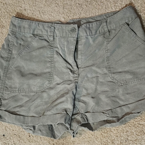Two by Vince Camuto olive green cuffed shorts sz 4 - Picture 1 of 3